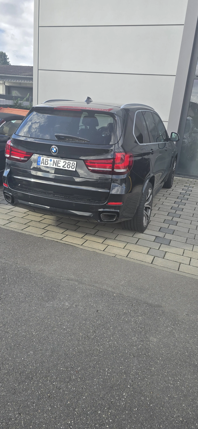 GlanzDok - Fahrzeugaufbereitung - schwarzer SUV in der Werkstatt