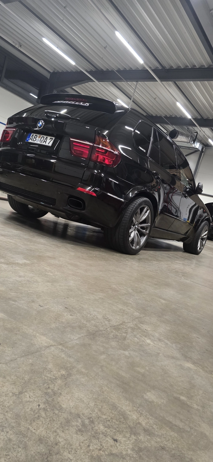 GlanzDok - Fahrzeugaufbereitung - schwarzer SUV in der Werkstatt