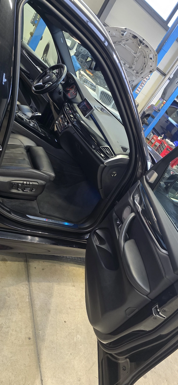 Autoinnenraum nach der Reinigung