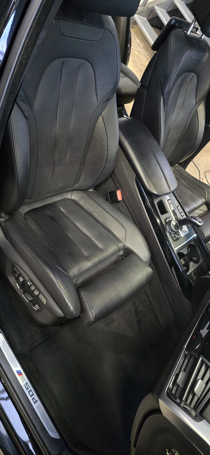Autoinnenraum nach der Reinigung