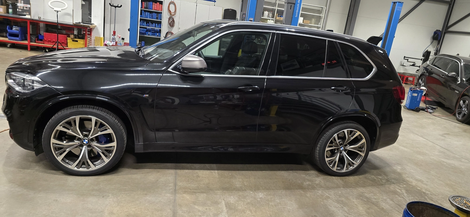 GlanzDok - Fahrzeugaufbereitung - schwarzer SUV in der Werkstatt