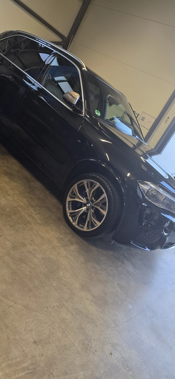 GlanzDok - Fahrzeugaufbereitung - schwarzer SUV in der Werkstatt
