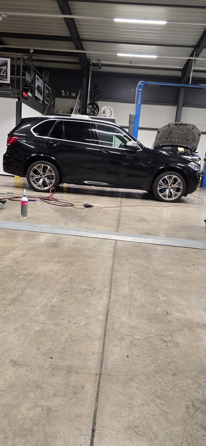 GlanzDok - Fahrzeugaufbereitung - schwarzer SUV in der Werkstatt