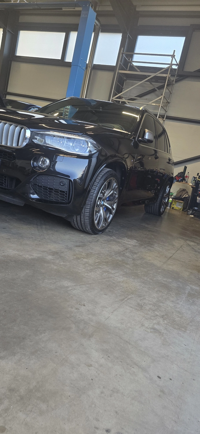 GlanzDok - Fahrzeugaufbereitung - schwarzer SUV in der Werkstatt