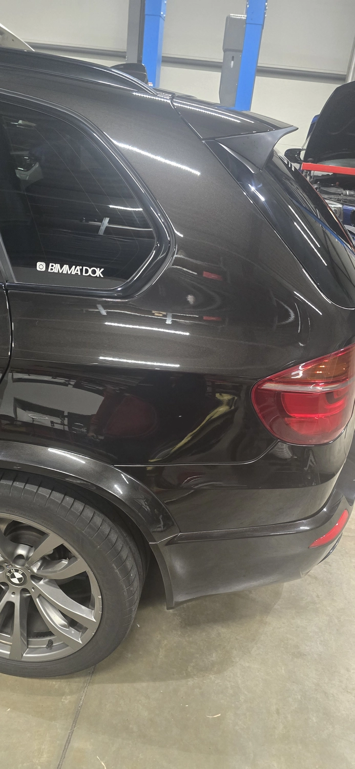GlanzDok - Fahrzeugaufbereitung - schwarzer SUV in der Werkstatt